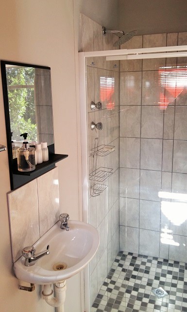 barry_lodge_accommodation_bathroom.jpg